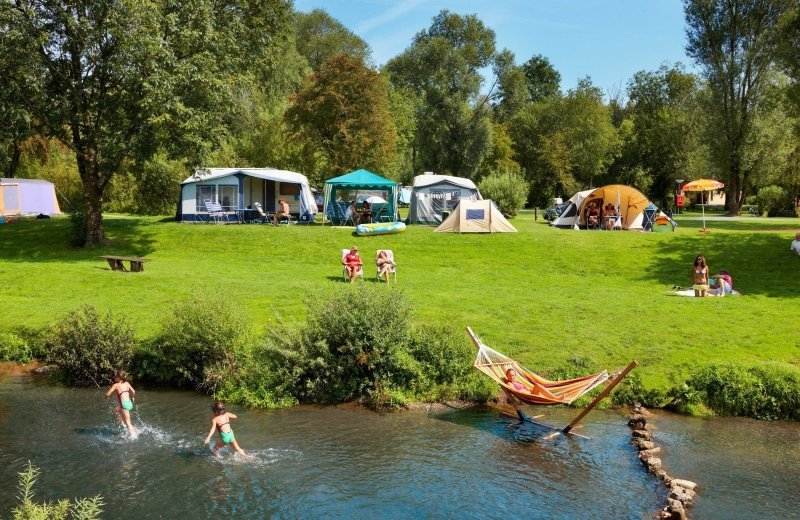Emplacement de camping en bord de rivière